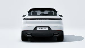 Avtomobilin arxasını göstərən Cayenne E-Hybrid modelinin xarici görünüşü