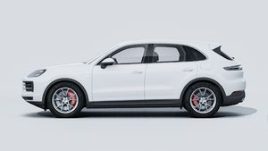 Avtomobilin sol tərəfini göstərən Cayenne S E-Hybrid modelinin xarici görünüşü