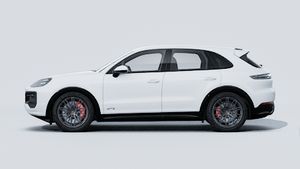 Avtomobilin sol tərəfini göstərən Cayenne GTS modelinin xarici görünüşü
