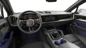 Cayenne Turbo E-Hybrid avtomobilinin sükanı və idarə panelini göstərən daxili görünüş
