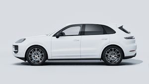 Avtomobilin sol tərəfini göstərən Cayenne Black Edition modelinin xarici görünüşü