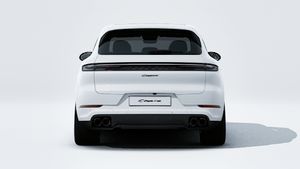 Avtomobilin arxasını göstərən Cayenne E-Hybrid Black Edition modelinin xarici görünüşü