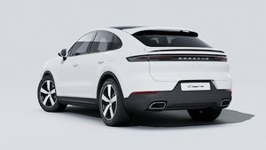 Avtomobilin arxa və sol tərəflərini göstərən Cayenne E-Hybrid Coupé modelinin xarici görünüşü