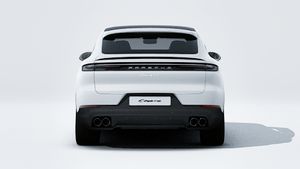 Avtomobilin arxasını göstərən Cayenne S E-Hybrid Coupé modelinin xarici görünüşü