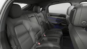 Cayenne E-Hybrid Coupé Black Edition in daxili görünüşü