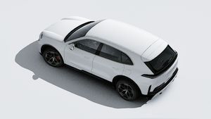 Yuxarıdan görünən Cayenne Turbo Electric modelinin xarici görünüşü