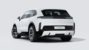 Avtomobilin arxa və sol tərəflərini göstərən Cayenne Turbo Electric modelinin xarici görünüşü