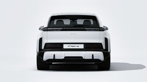 Avtomobilin arxasını göstərən Cayenne Turbo Electric modelinin xarici görünüşü