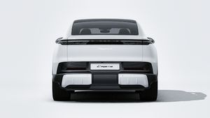 Avtomobilin arxasını göstərən Cayenne S Coupé Electric modelinin xarici görünüşü