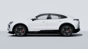 Avtomobilin sol tərəfini göstərən Cayenne Turbo Coupé Electric modelinin xarici görünüşü