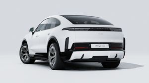 Avtomobilin arxa və sol tərəflərini göstərən Cayenne Turbo Coupé Electric modelinin xarici görünüşü
