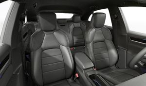 Macan 4S avtomobilinin ön oturacaqlarını göstərən daxili görünüş