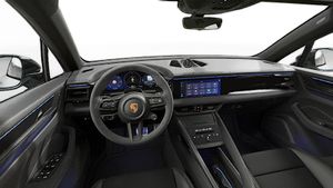 Macan GTS avtomobilinin sükanı və idarə panelini göstərən daxili görünüş