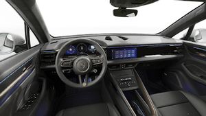 Macan Turbo avtomobilinin sükanı və idarə panelini göstərən daxili görünüş