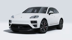Avtomobilin ön və sol tərəflərini göstərən Macan Turbo modelinin xarici görünüşü