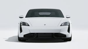 Avtomobilin ön hissəsini göstərən Taycan Turbo S modelinin xarici görünüşü