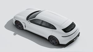 Yuxarıdan görünən Taycan GTS Sport Turismo modelinin xarici görünüşü