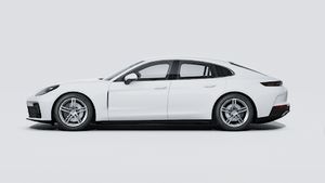 Avtomobilin sol tərəfini göstərən Panamera 4 modelinin xarici görünüşü