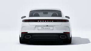 Avtomobilin arxasını göstərən Panamera 4 modelinin xarici görünüşü