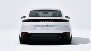 Avtomobilin arxasını göstərən Panamera 4 E-Hybrid modelinin xarici görünüşü