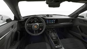 Pogled iz unutrašnjosti koji prikazuje volan i kontrolnu ploču modela 911 Carrera 4 GTS