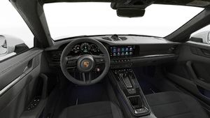 Pogled iz unutrašnjosti koji prikazuje volan i kontrolnu ploču modela 911 Targa 4 GTS