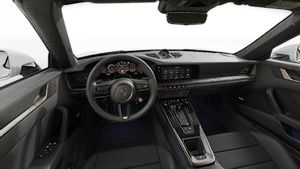 Pogled iz unutrašnjosti koji prikazuje volan i kontrolnu ploču modela 911 Turbo S Cabriolet