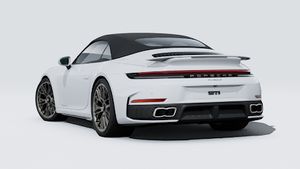 Spoljašnji pogled na 911 Turbo S Cabriolet koji prikazuje stražnju i lijevu stranu automobila
