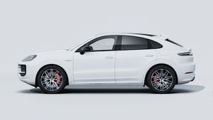 Spoljašnji pogled na Cayenne S E-Hybrid Coupé Black Edition koji prikazuje lijevu stranu automobila