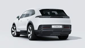 Spoljašnji pogled na Cayenne Electric koji prikazuje stražnju i lijevu stranu automobila