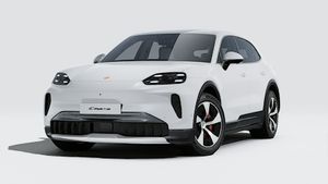 Spoljašnji pogled na Cayenne S Electric koji prikazuje prednju i lijevu stranu automobila