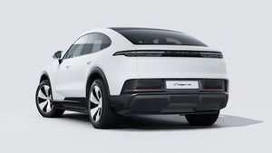 Spoljašnji pogled na Cayenne Coupé Electric koji prikazuje stražnju i lijevu stranu automobila