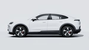 Spoljašnji pogled na Cayenne S Coupé Electric koji prikazuje lijevu stranu automobila