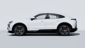 Spoljašnji pogled na Cayenne Turbo Coupé Electric koji prikazuje lijevu stranu automobila