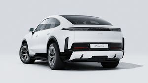 Spoljašnji pogled na Cayenne Turbo Coupé Electric koji prikazuje stražnju i lijevu stranu automobila