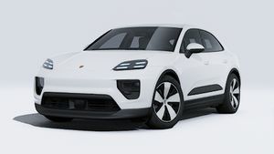 Spoljašnji pogled na Macan 4 koji prikazuje prednju i lijevu stranu automobila