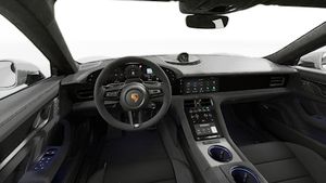 Pogled iz unutrašnjosti koji prikazuje volan i kontrolnu ploču modela Taycan GTS