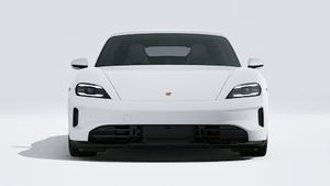 Spoljašnji pogled na Taycan GTS koji prikazuje prednji dio automobila
