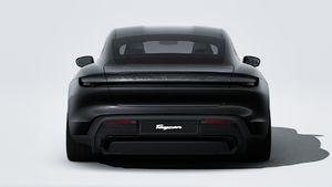 Spoljašnji pogled na Taycan Black Edition koji prikazuje stražnji dio automobila