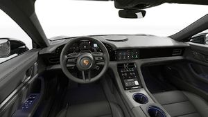 Pogled iz unutrašnjosti koji prikazuje volan i kontrolnu ploču modela Taycan 4S Black Edition