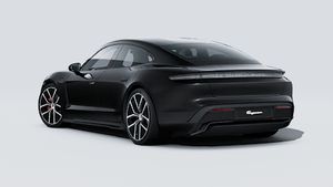 Spoljašnji pogled na Taycan 4S Black Edition koji prikazuje stražnju i lijevu stranu automobila