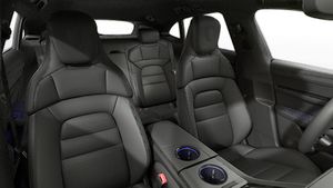 Pogled unutrašnjosti koji prikazuje prednja sjedišta modela Taycan Sport Turismo Black Edition