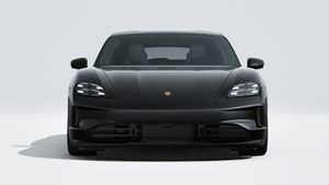 Spoljašnji pogled na Taycan Sport Turismo Black Edition koji prikazuje prednji dio automobila
