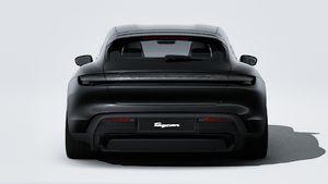 Spoljašnji pogled na Taycan Sport Turismo Black Edition koji prikazuje stražnji dio automobila