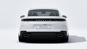 Spoljašnji pogled na Panamera 4 koji prikazuje stražnji dio automobila