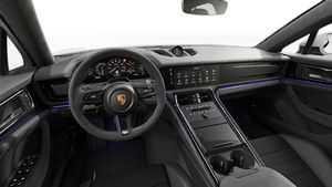 Pogled iz unutrašnjosti koji prikazuje volan i kontrolnu ploču modela Panamera GTS