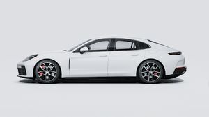 Spoljašnji pogled na Panamera 4S E-Hybrid koji prikazuje lijevu stranu automobila
