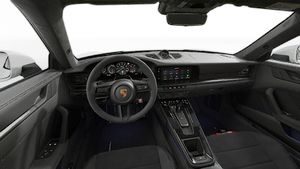 Vue de l'intérieur montrant le volant et le tableau de bord de 911 Carrera GTS