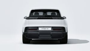 Vue extérieure de Cayenne Electric montrant l'arrière de la voiture