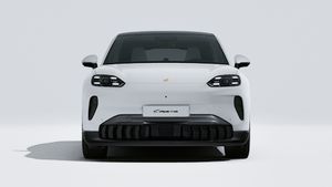 Buitenaanzicht van de Cayenne Coupé Electric aan de voorkant van de auto